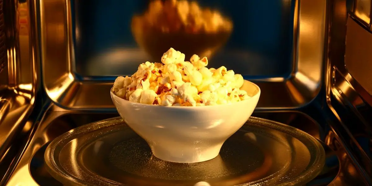 How Long to Microwave Popcorn Without Burning it