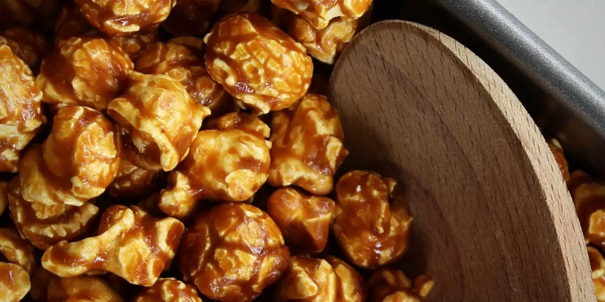 How to Make Caramel Popcorn on the Stove